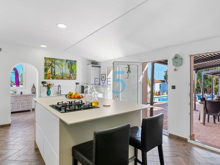 Villa for Sale in Alicante, Valencia 28