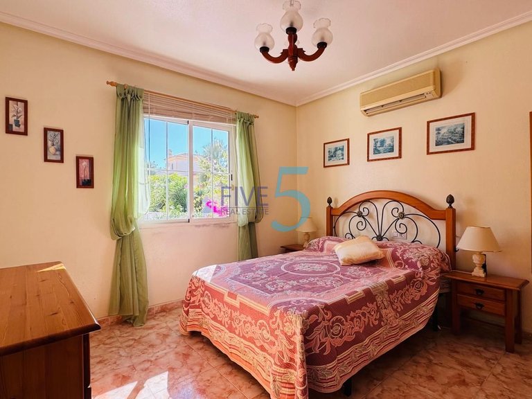 Villa for Sale in Alicante, Valencia 10