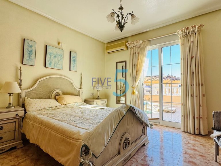 Villa for Sale in Alicante, Valencia 16