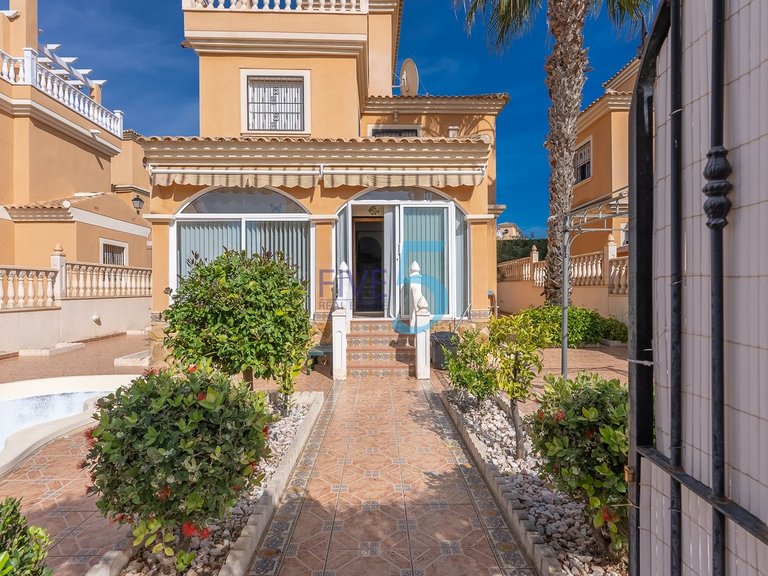 Villa for Sale in Alicante, Valencia 4