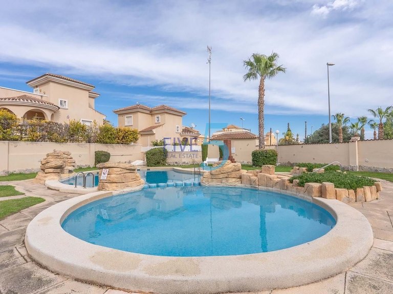 Villa for Sale in Alicante, Valencia 4