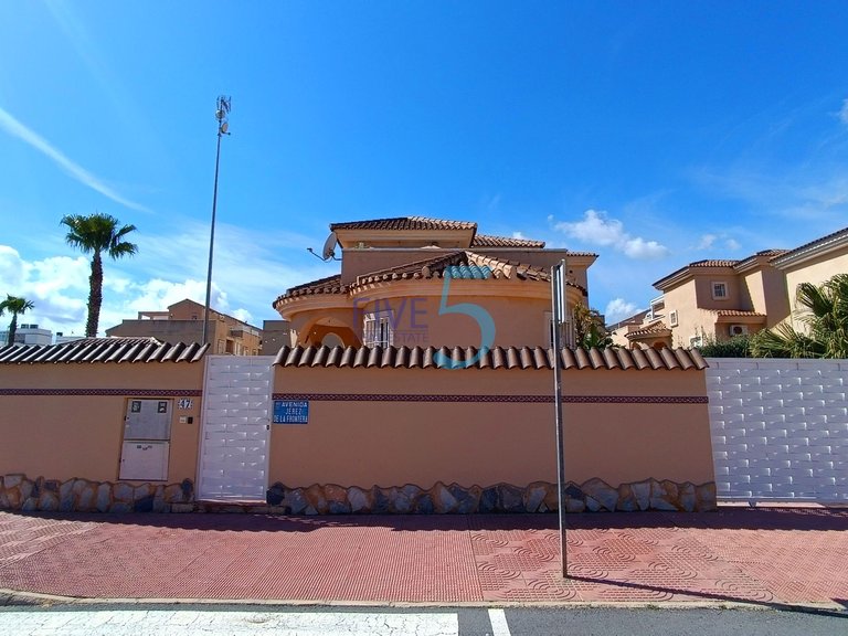Villa for Sale in Alicante, Valencia 5