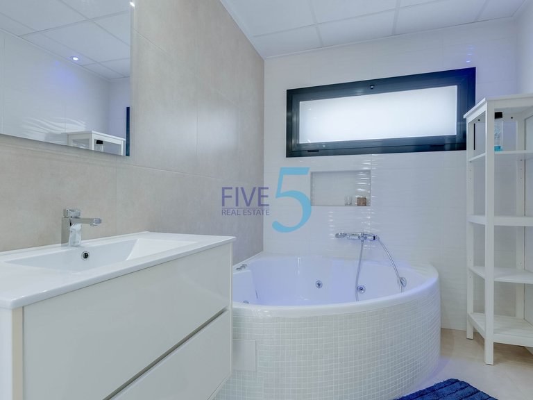 Villa for Sale in Alicante, Valencia 16