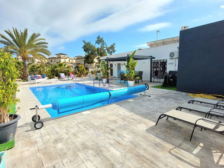 Villa for Sale in Alicante, Valencia 3