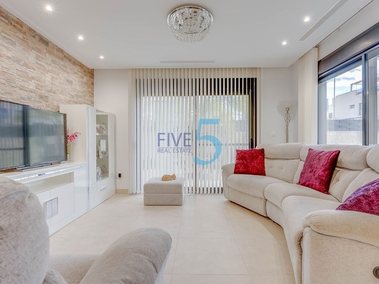 Villa for Sale in Alicante, Valencia 4