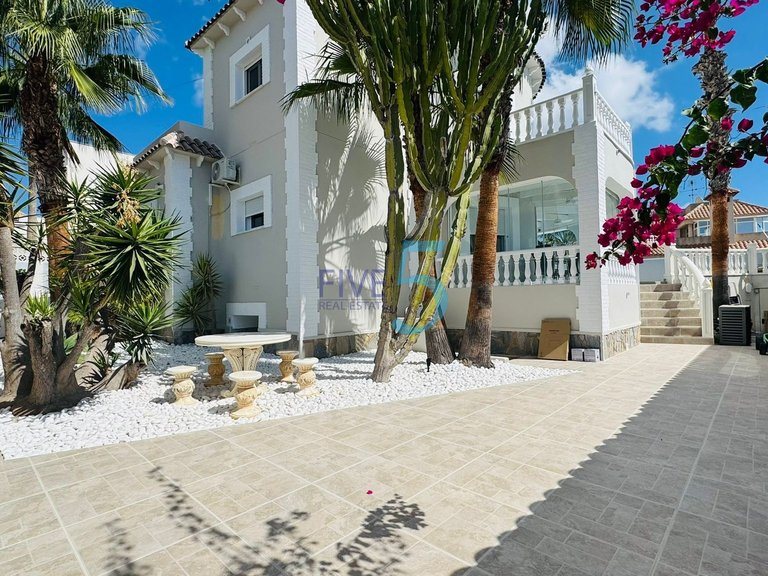 Villa for Sale in Alicante, Valencia 32