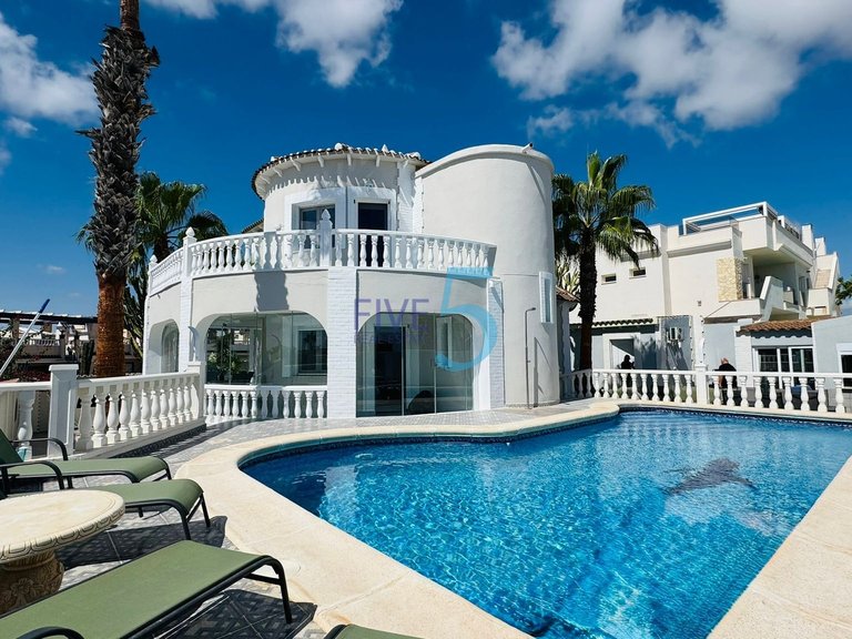 Villa for Sale in Alicante, Valencia 1