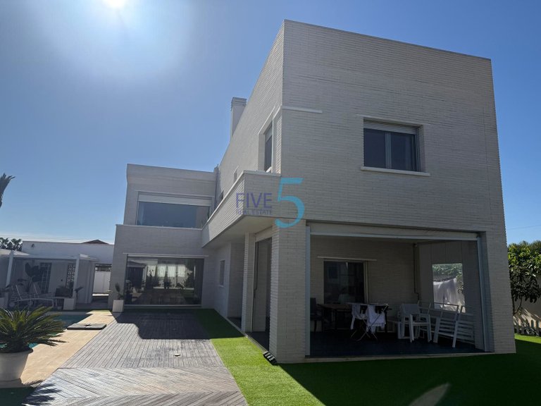 Villa for Sale in Alicante, Valencia 4
