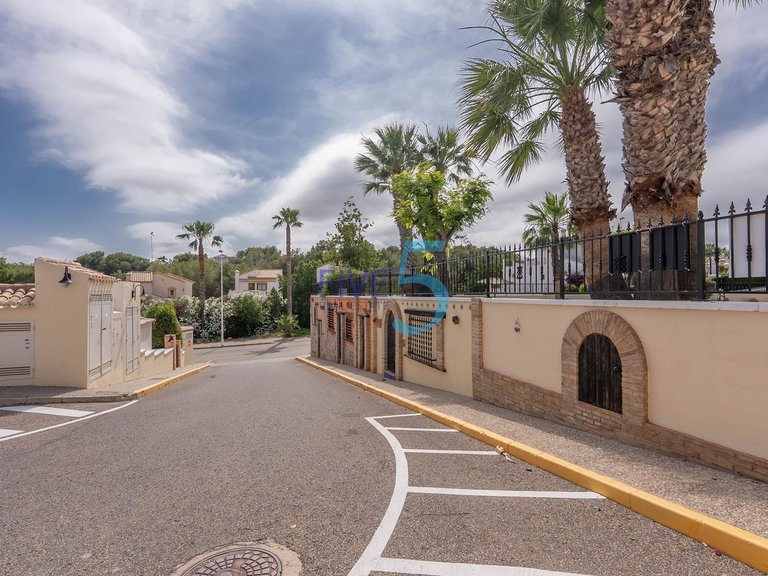 Villa for Sale in Alicante, Valencia 28