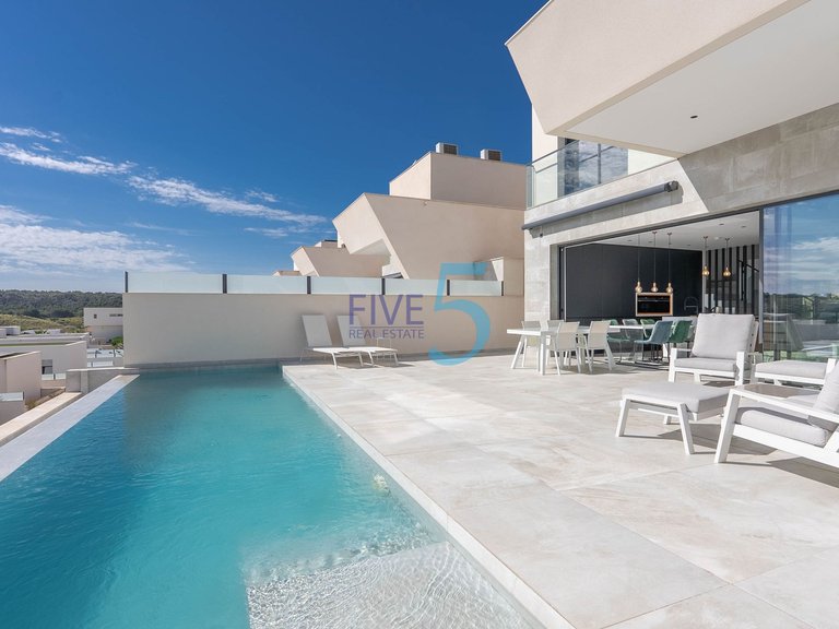 Villa for Sale in Alicante, Valencia 4