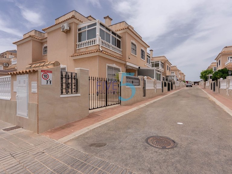 Villa for Sale in Alicante, Valencia 32