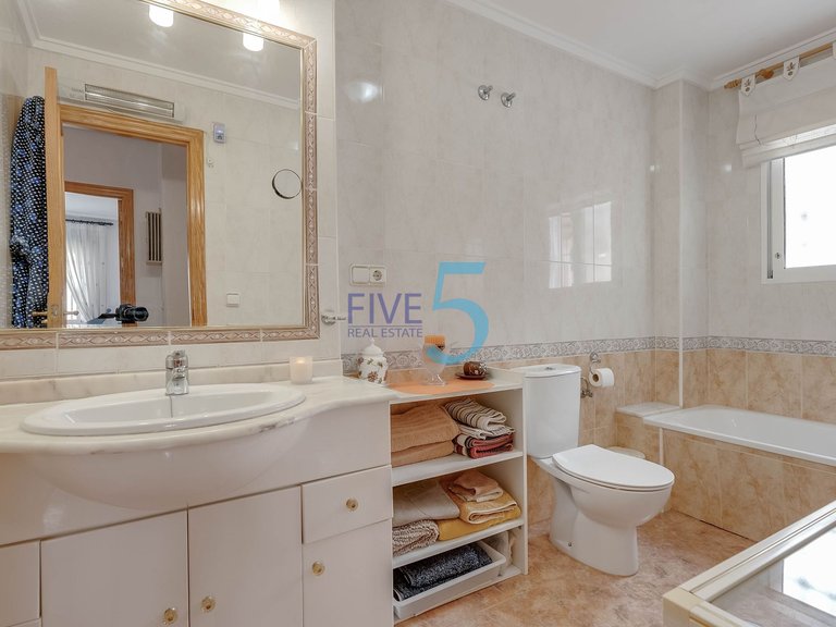Villa for Sale in Alicante, Valencia 18