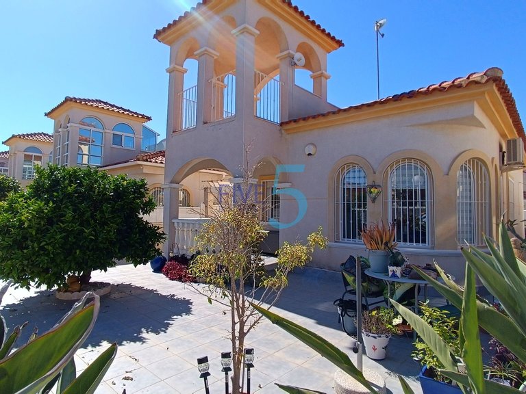 Villa for Sale in Alicante, Valencia 1