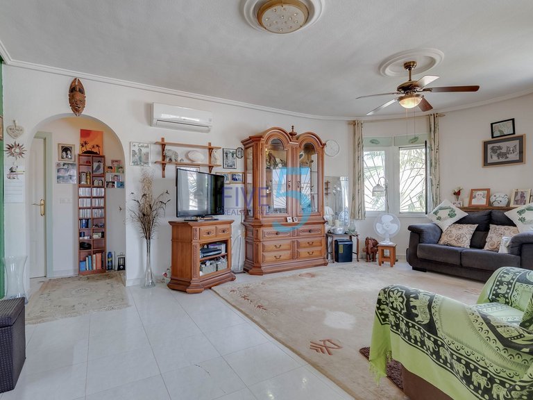 Villa for Sale in Alicante, Valencia 4