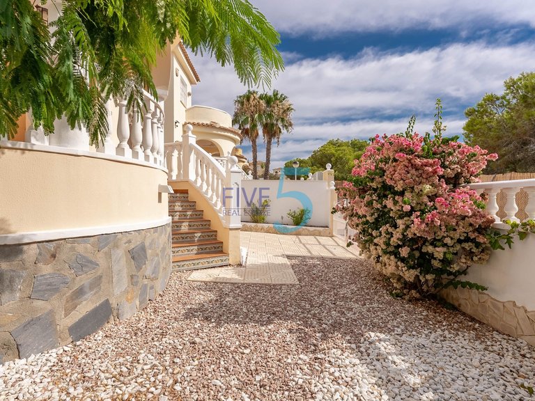 Villa for Sale in Alicante, Valencia 4