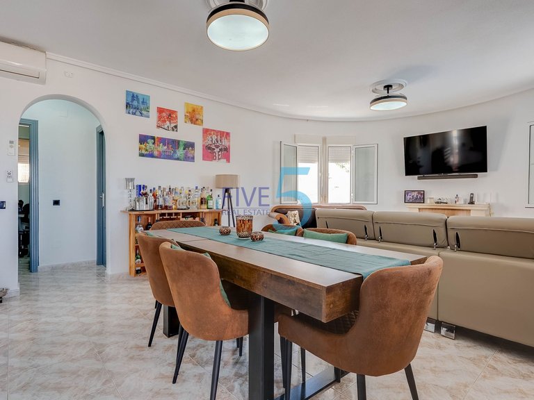 Villa for Sale in Alicante, Valencia 4