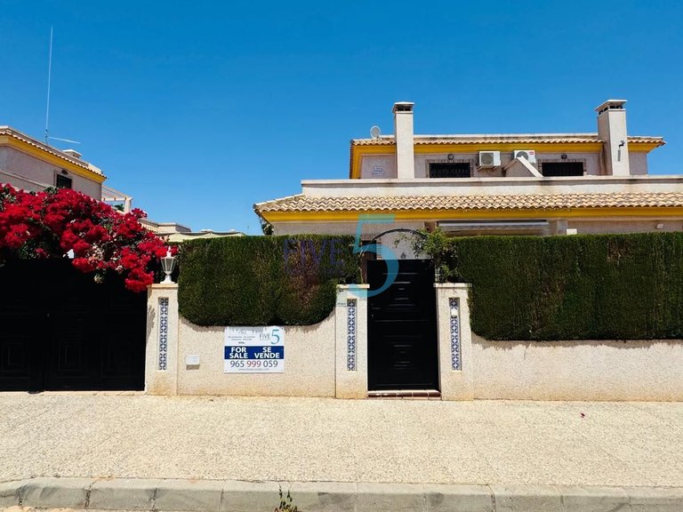 Villa for Sale in Alicante, Valencia 1