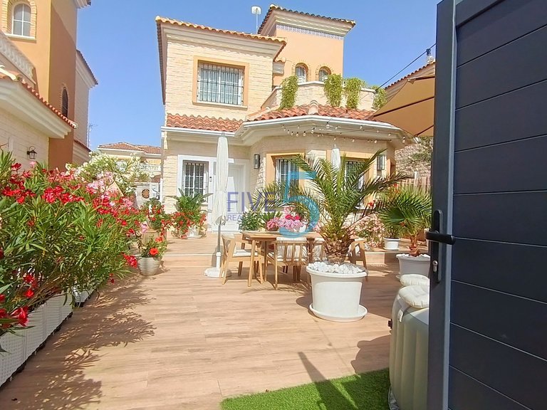 Villa for Sale in Alicante, Valencia 5