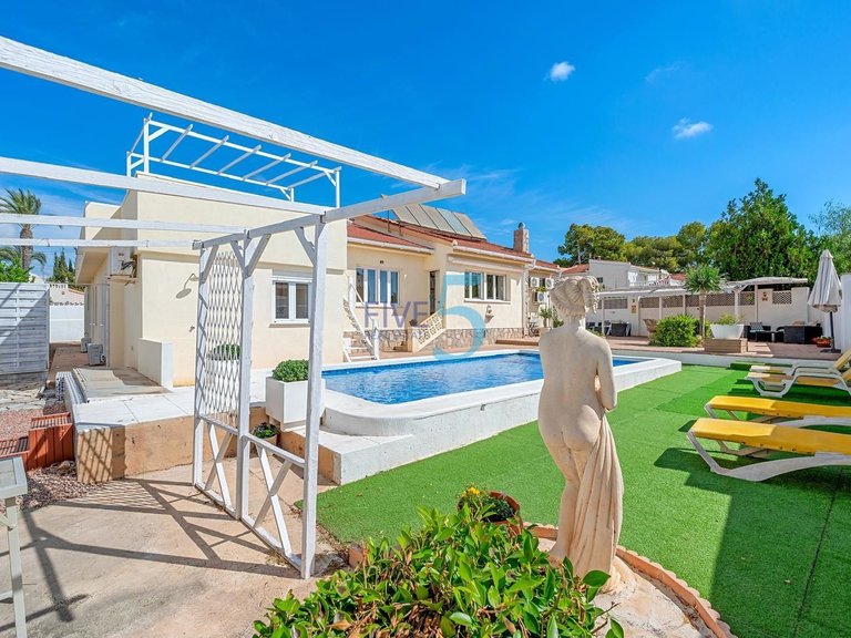 Villa for Sale in Alicante, Valencia 8