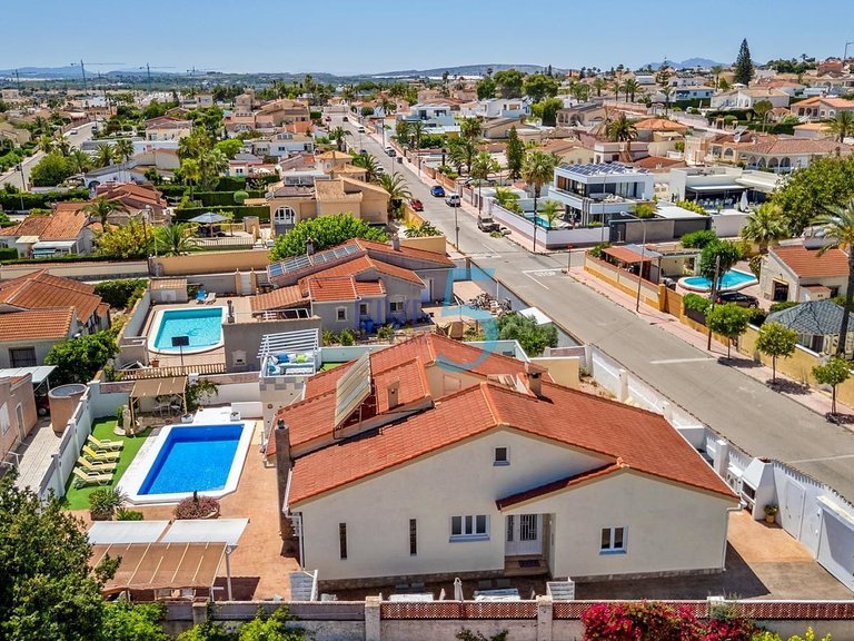 Villa for Sale in Alicante, Valencia 7