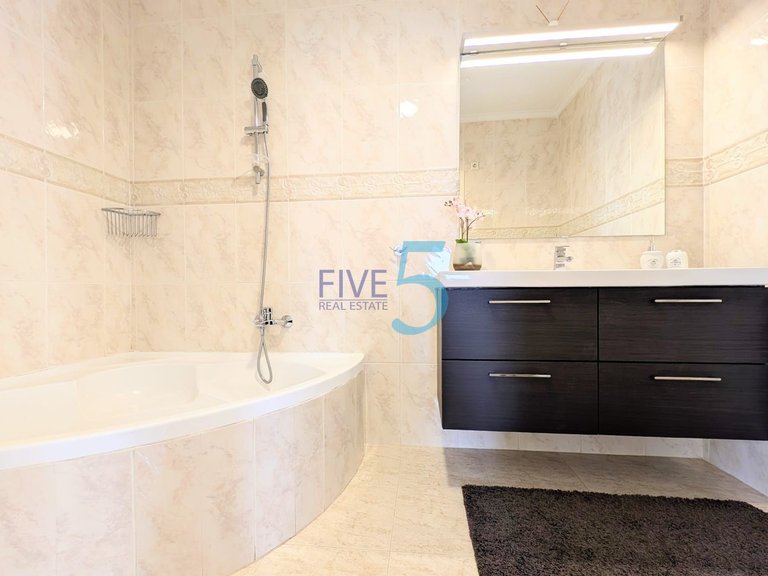 Villa for Sale in Alicante, Valencia 35