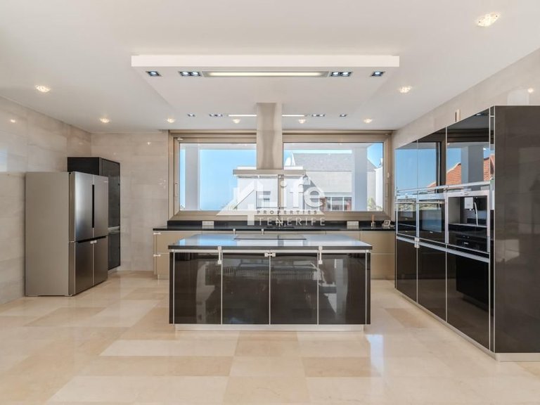 Villa for Sale in Costa Adeje, Adeje 16