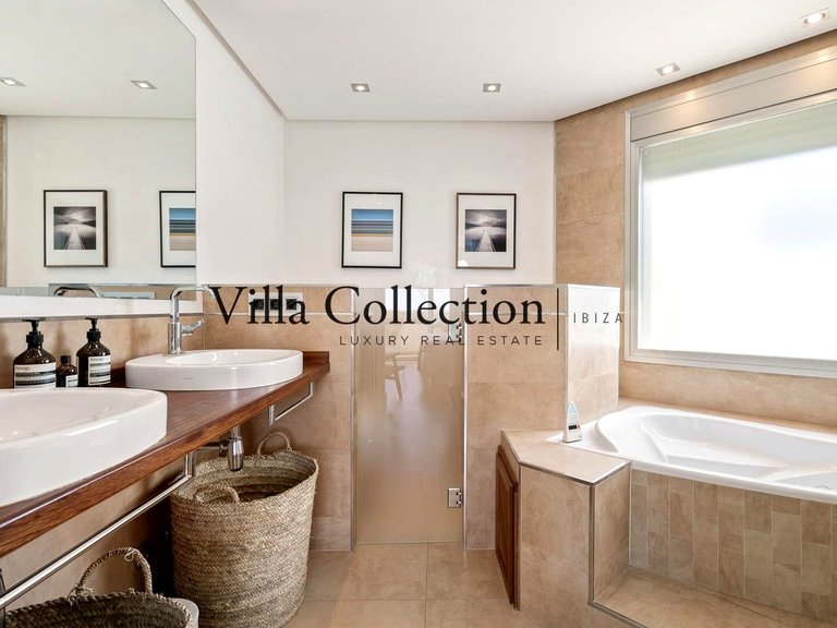 Villa for Weekly Rent in Cap Martinet, Balearic Islands 18