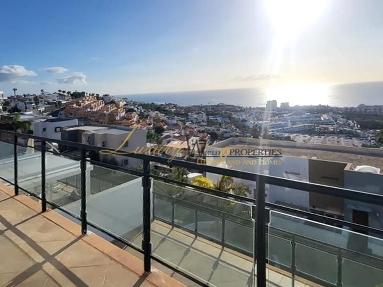 Villa for Sale in Costa Adeje, Tenerife, España 24