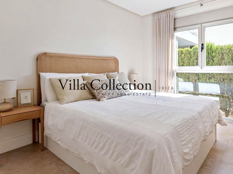Villa for Weekly Rent in Cap Martinet, Balearic Islands 38