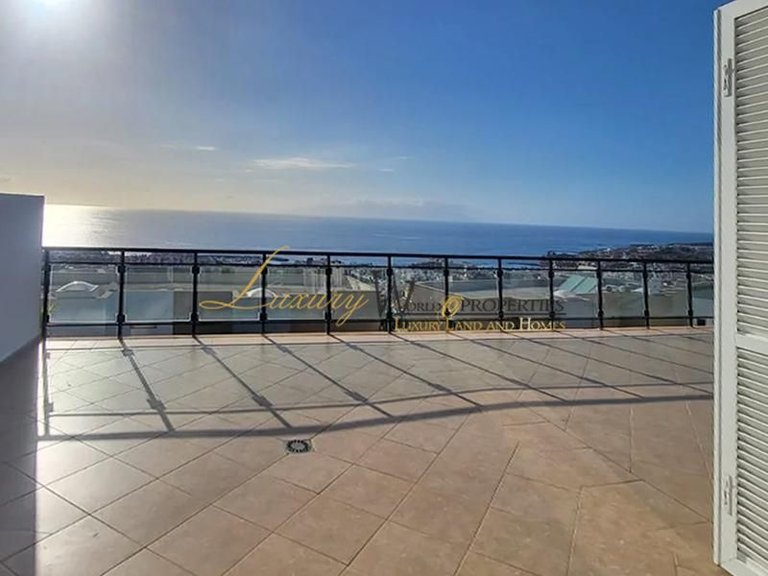 Villa for Sale in Costa Adeje, Tenerife, España 3