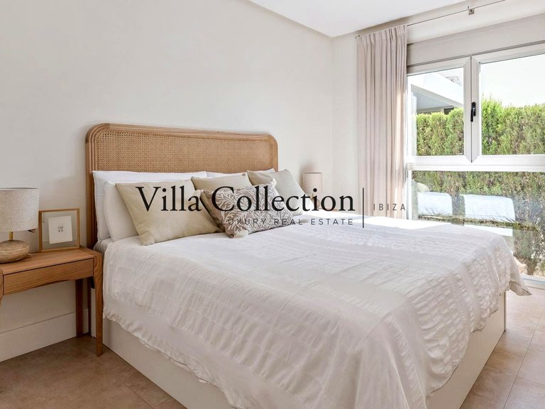 Villa for Weekly Rent in Cap Martinet, Balearic Islands 23