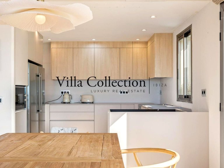 Villa for Weekly Rent in Cap Martinet, Balearic Islands 13