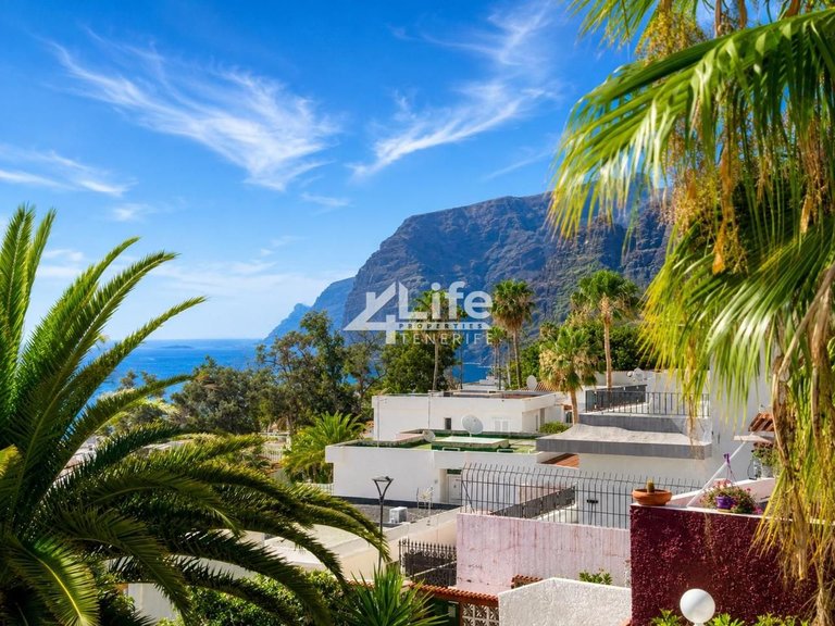Apartment for Sale in Acantilados De Los Gigantes, Tenerife 1