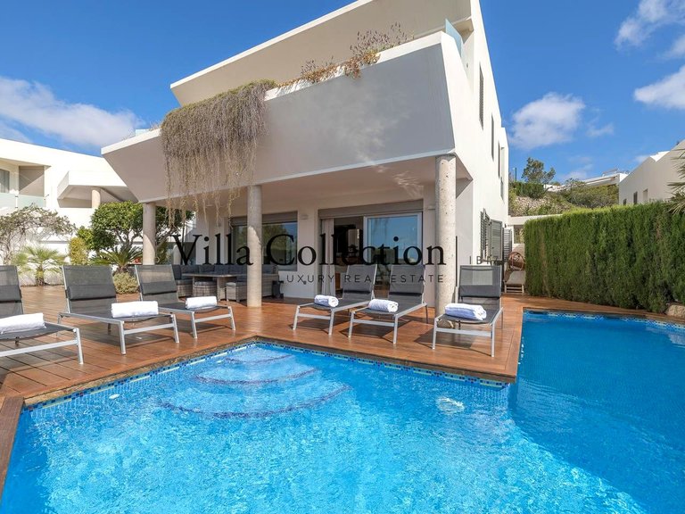 Villa for Weekly Rent in Cap Martinet, Balearic Islands 1