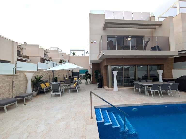 Villa for Sale in Villamartin, Alicante 1