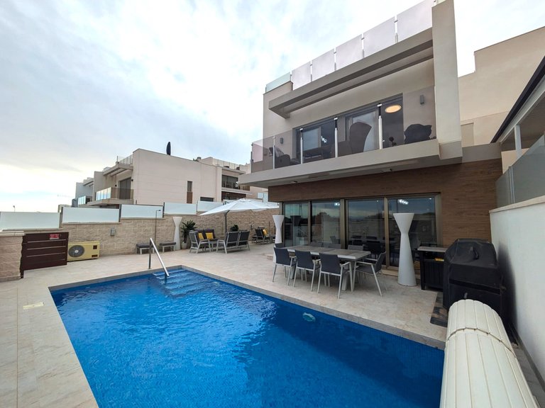 Villa for Sale in Villamartin, Alicante 2