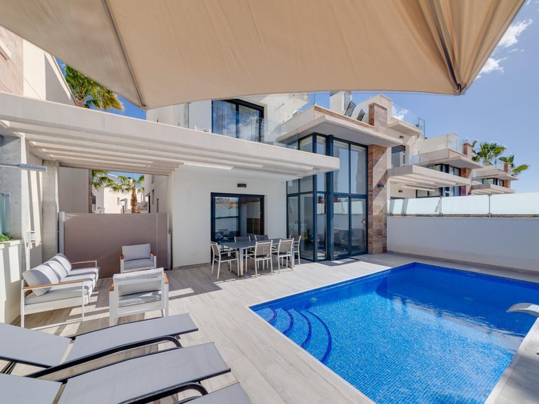 Villa for Sale in Cabo Roig, Alicante 1