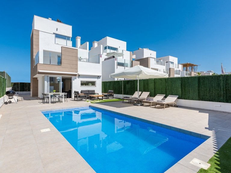 Villa for Sale in Guardamar Del Segura, Alicante 1