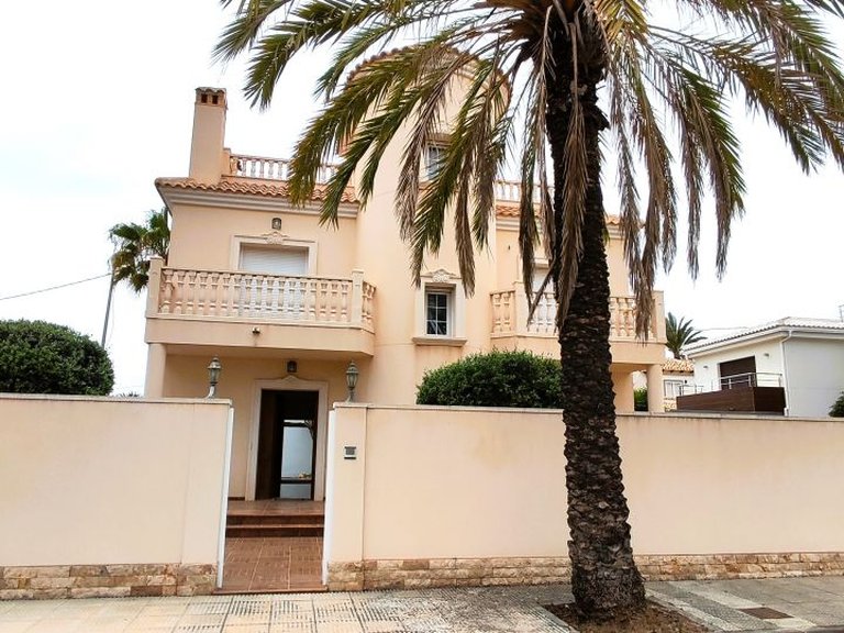 Villa for Sale in Cabo Roig, Alicante 1