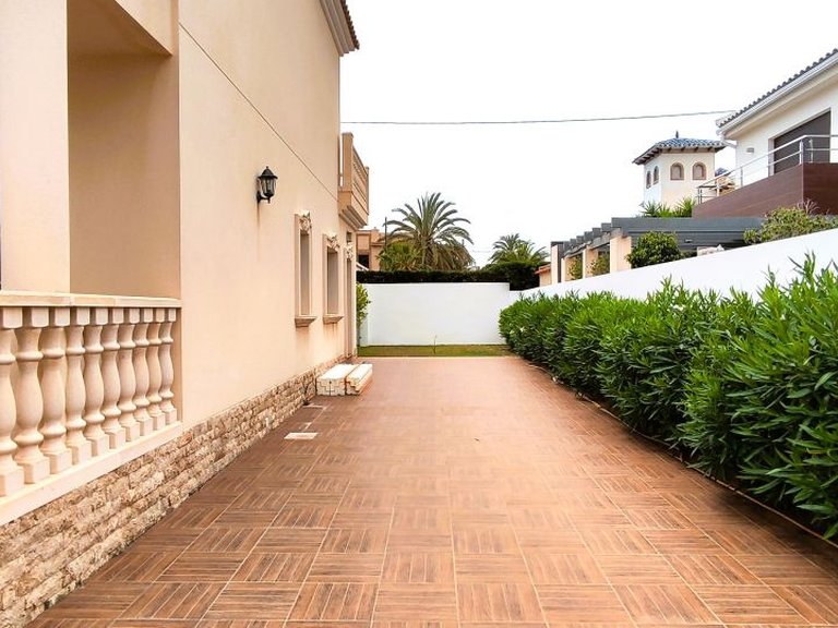 Villa for Sale in Cabo Roig, Alicante 4