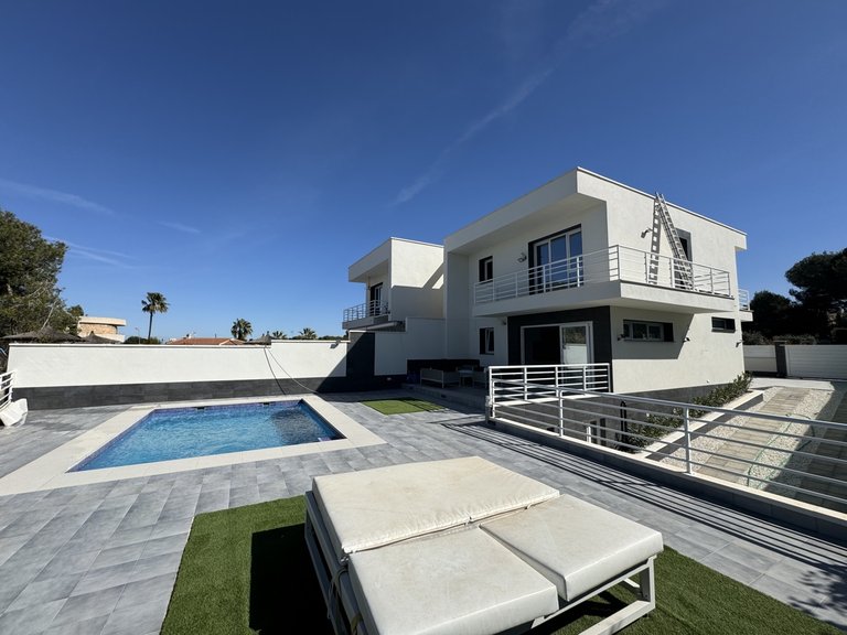 Villa for Sale in Los Balcones, Alicante 2