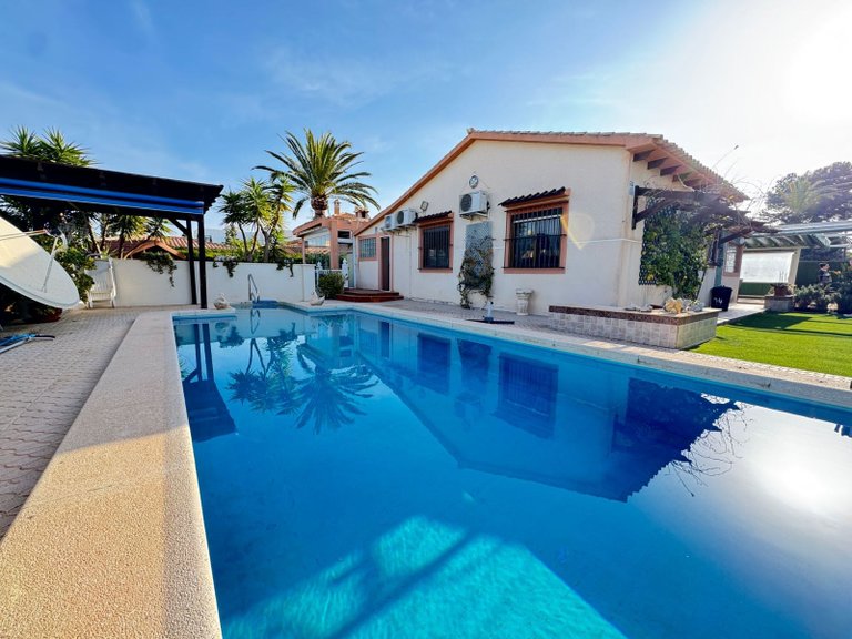 Villa for Sale in Cabo Roig, Alicante 1