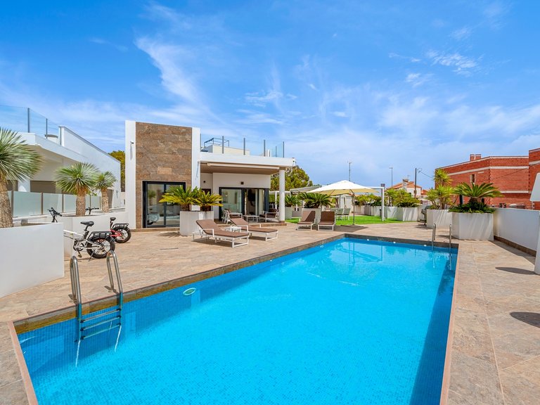 Villa for Sale in Villamartin, Alicante 40