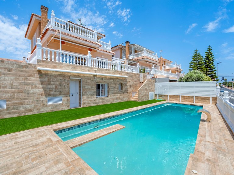 Villa for Sale in Torrevieja, Alicante 2