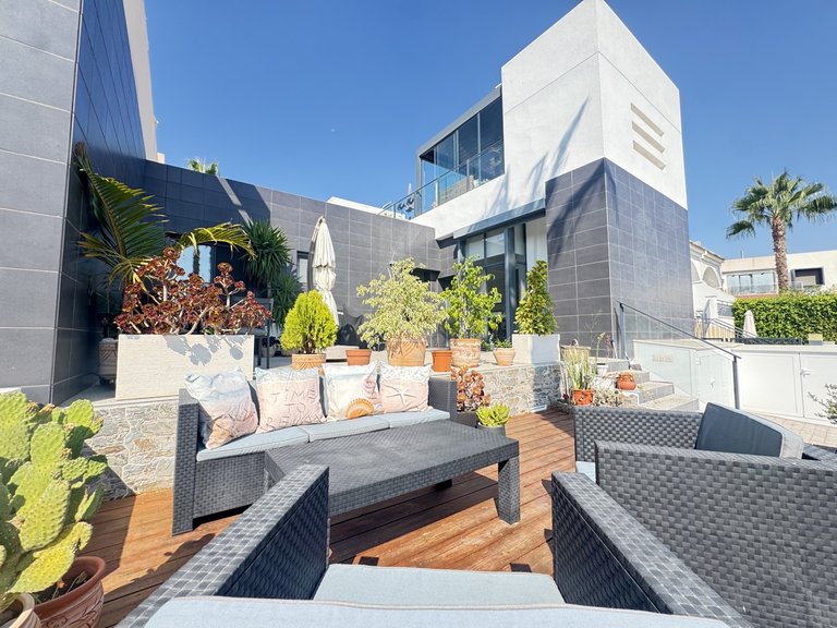Villa for Sale in Villamartin, Alicante 1
