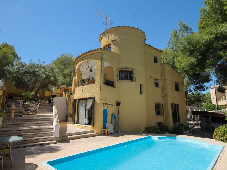 Villa for Sale in Villamartin, Alicante 1