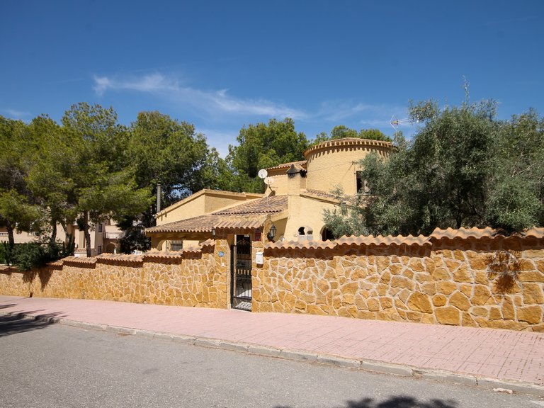 Villa for Sale in Villamartin, Alicante 2