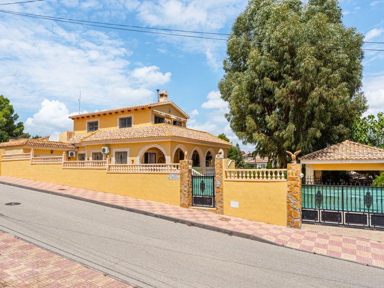 Villa for Sale in Jacarilla, Alicante 1