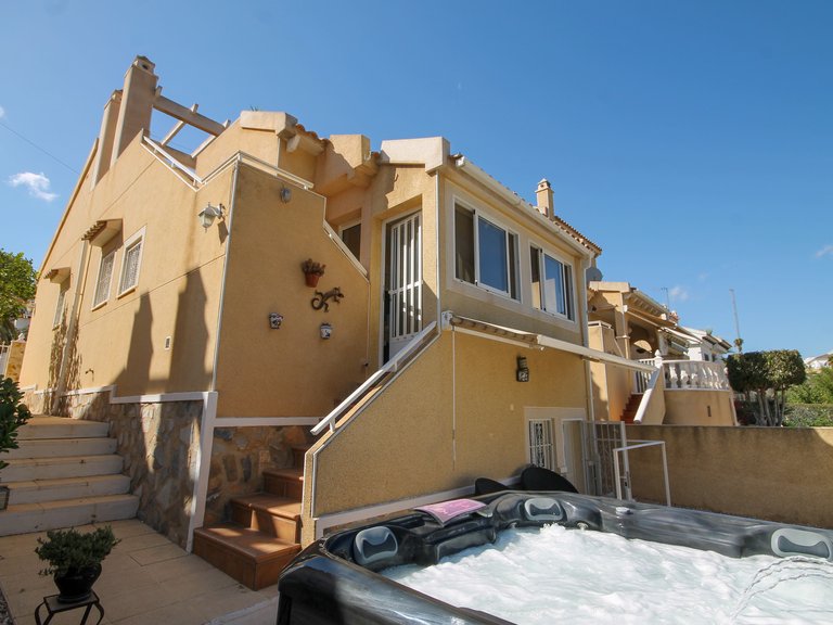 Villa for Sale in Villamartin, Alicante 1