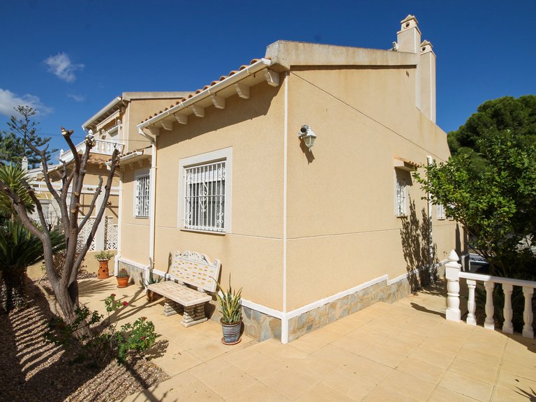 Villa for Sale in Villamartin, Alicante 2